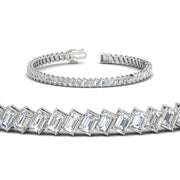 8.70-carat-emerald-diagonal-tennis-bracelet-in-white-gold-fdbrc11518angle2-8-70-ct-nl-wg.jpg?v=1764931722